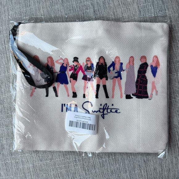 🎁* NWT* “I’m a Swiftie” cosmetic bag - Picture 2 of 2